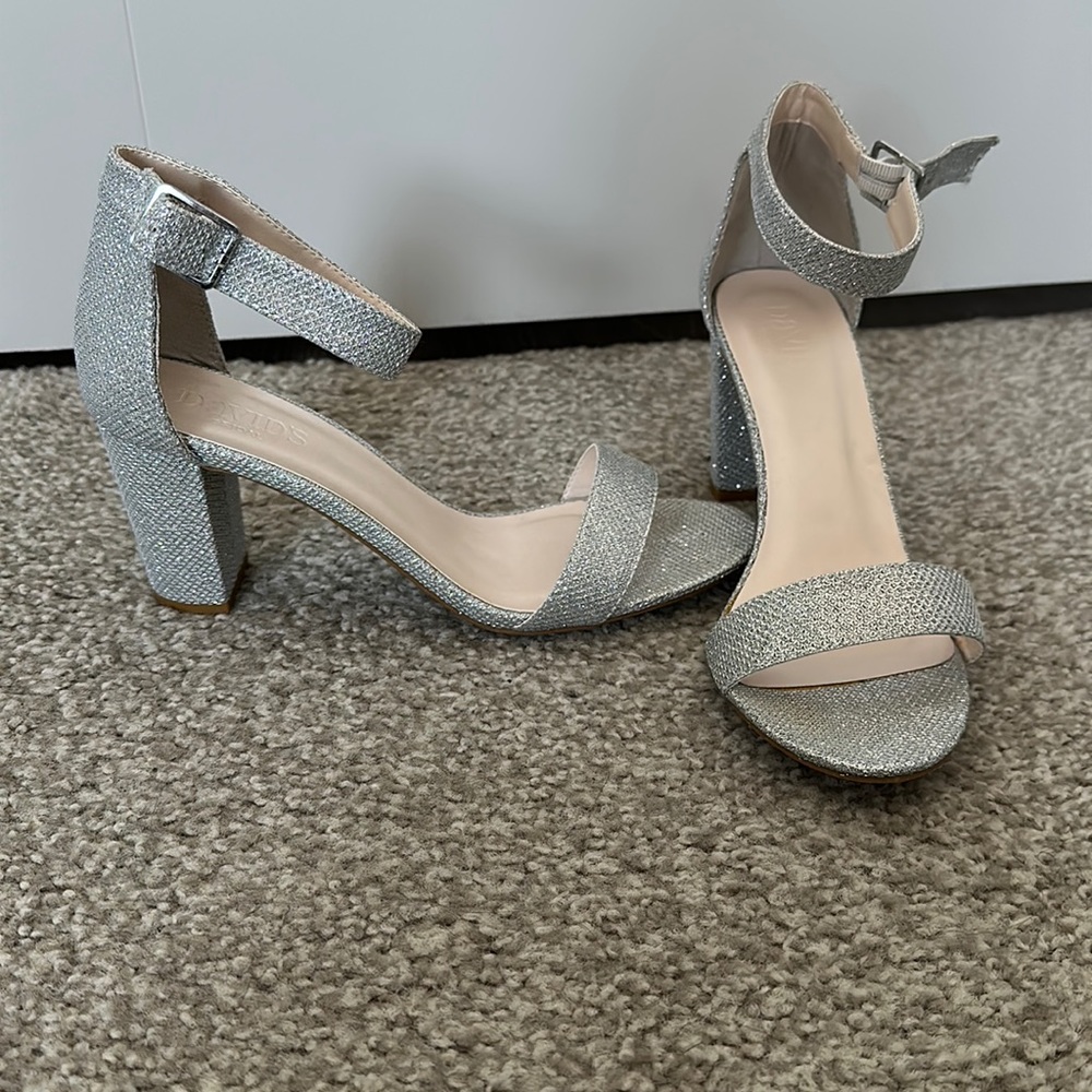 NWT- Size 8 silver heels